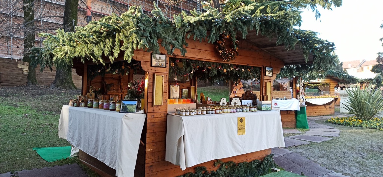 FOTO DELLA CASETTA CON I MIELI BIOLOGICI AD·APE DI NATALE DEI MERCATINI DI NATALE DI CASTELFRANCO VENETO