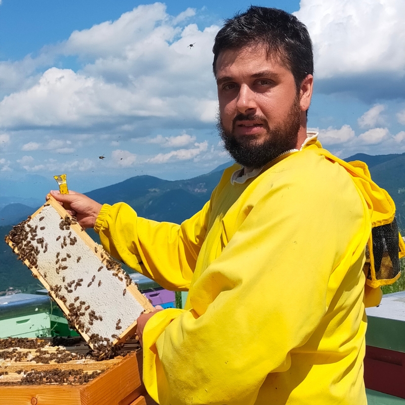 Dario apicolotore adape-miele biologico